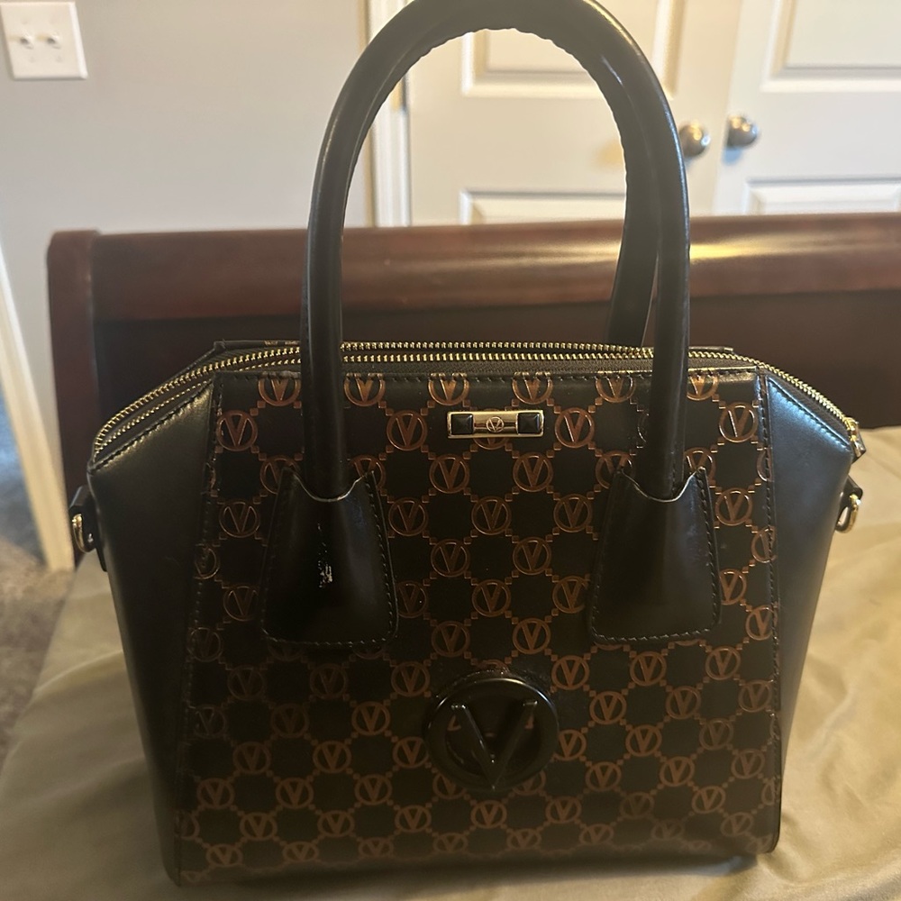 Elegant Black and Brown Handbag